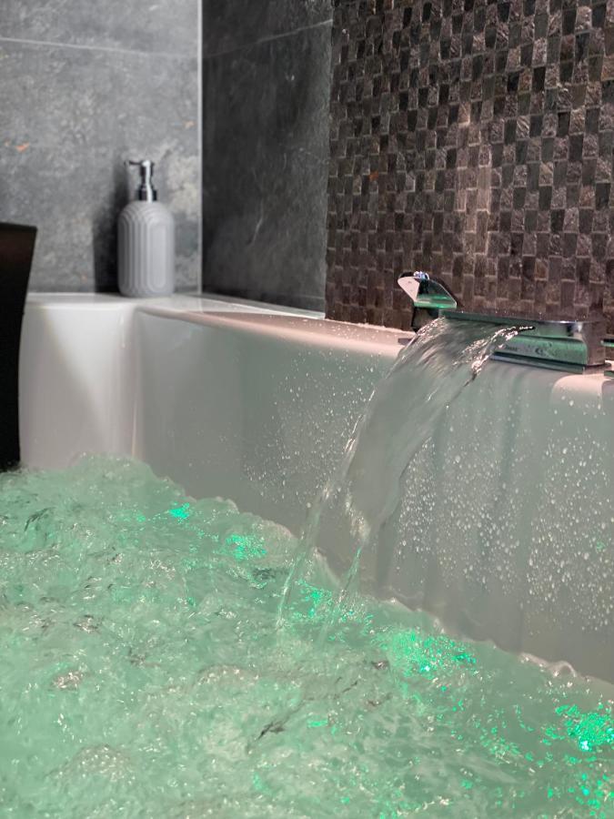 Apartament Bialy Z Jacuzzi Cracovie Extérieur photo