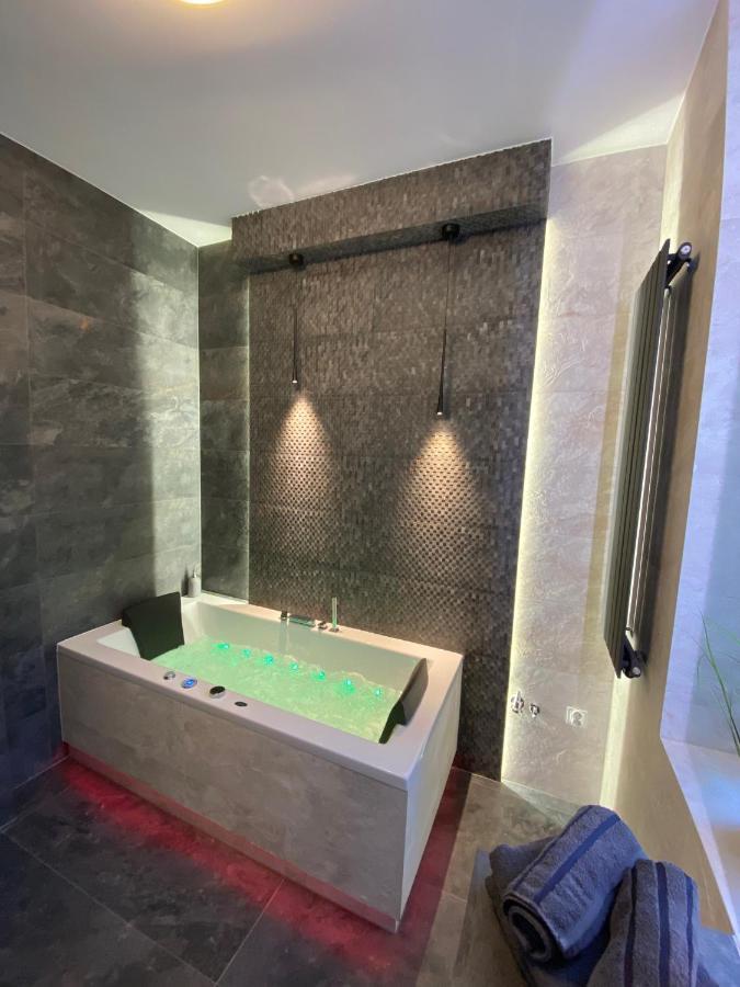 Apartament Bialy Z Jacuzzi Cracovie Extérieur photo