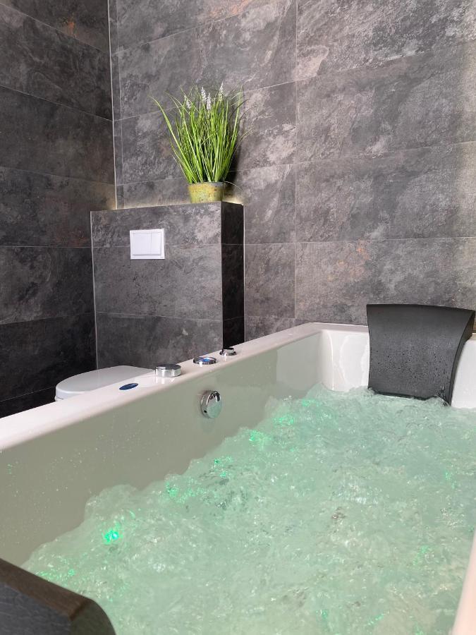 Apartament Bialy Z Jacuzzi Cracovie Extérieur photo